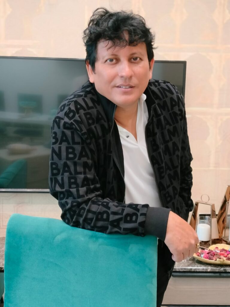 मुंबई : आकाशादित्य लामा एक फिल्म निर्देशक, पटकथा लेखक, संवाद लेखक, रंगमंच कलाकार और नाटककार हैं।