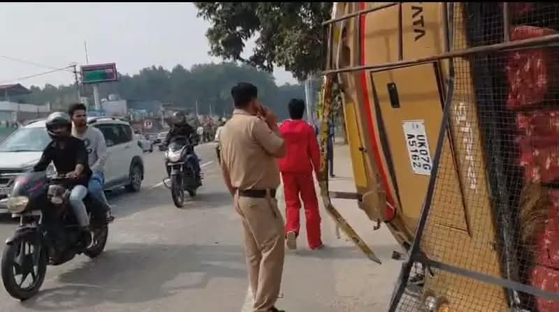 आशारोड़ी चेकपोस्ट पर फिर हादसा, ट्रक ने पुलिस वैन को मारी टक्कर, कई पुलिसकर्मी घायल
