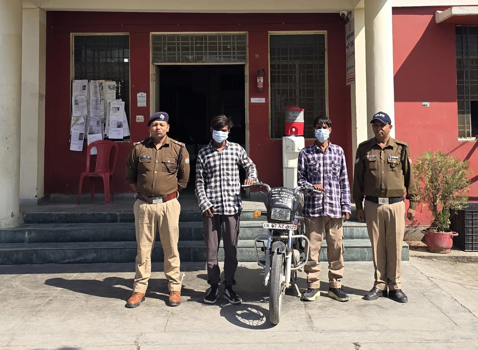 देहरादून में बाइक चोरी का खुलासा, दिल्ली के दो युवक गिरफ्तार; चोरी की स्प्लेंडर बाइक बरामद