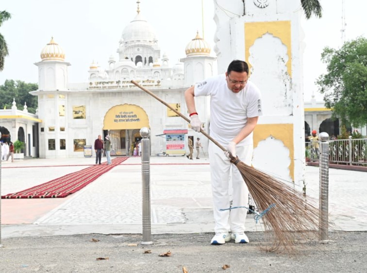 सेवा संकल्प अभियान’ के तहत नानकमत्ता पहुंचे मुख्यमंत्री धामी, स्वच्छता अभियान में किया श्रमदान